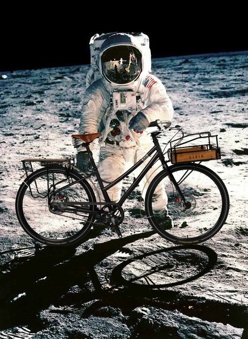 astronaut-on-the-moon-with-bike